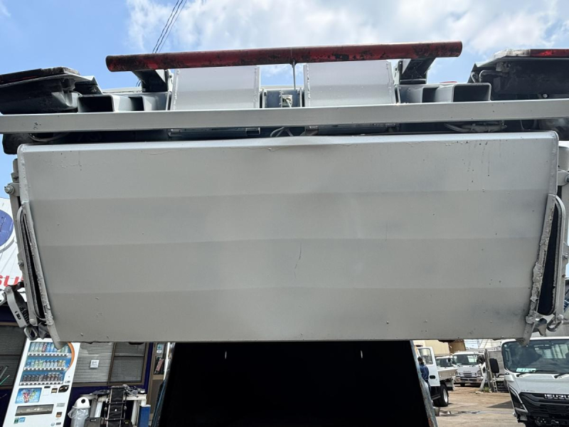 エルフ　巻き込みパッカー車　新明和製5.1立米　積載3000kg|中古トラックの販売・買取・査定のアイナビ