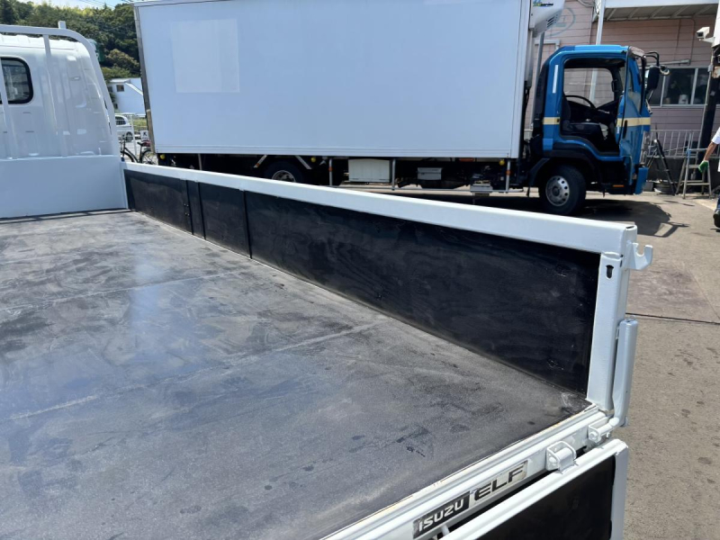 エルフ　標準ロング平ボディー　積載2000kg　MT5速|中古トラックの販売・買取・査定のアイナビ