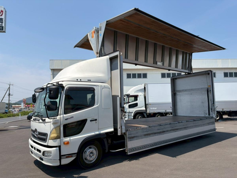 ワイド6200ボディ跳ね上げゲート2.5t積載トランテックスベッド付|中古トラックの販売・買取・査定のアイナビ