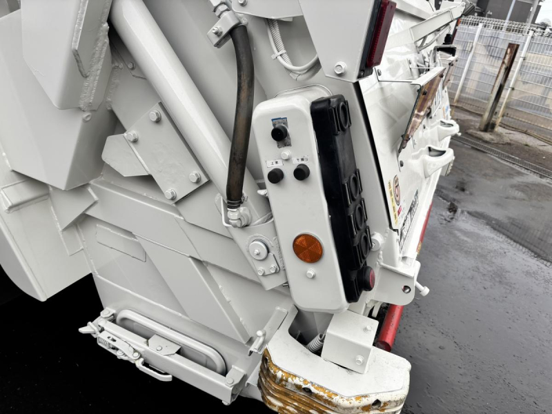 ワイド幅　プレス式パッカー車　新明和製8.4立米|中古トラックの販売・買取・査定のアイナビ