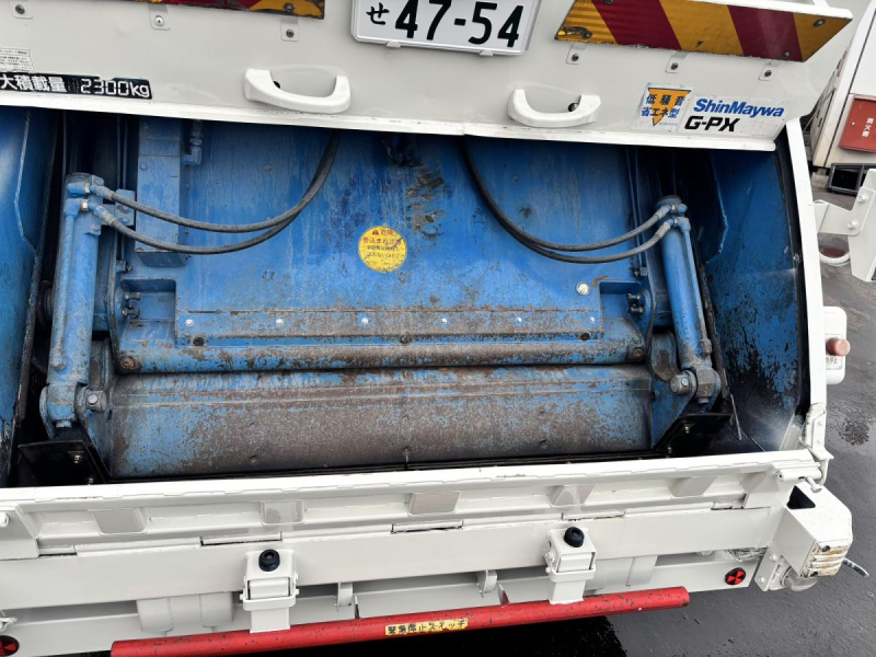 ワイド幅　プレス式パッカー車　新明和製8.4立米|中古トラックの販売・買取・査定のアイナビ