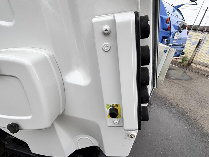回転ダンプ式パッカー車　極東製5.0立米　積載3350kg|中古トラックの販売・買取・査定のアイナビ