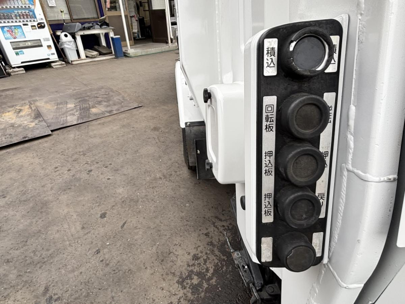 回転ダンプ式パッカー車　極東製5.0立米　積載3350kg|中古トラックの販売・買取・査定のアイナビ