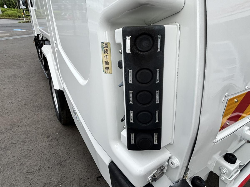 エルフ　巻き込みパッカー車　新明和製5.1立米　積載3000kg|中古トラックの販売・買取・査定のアイナビ