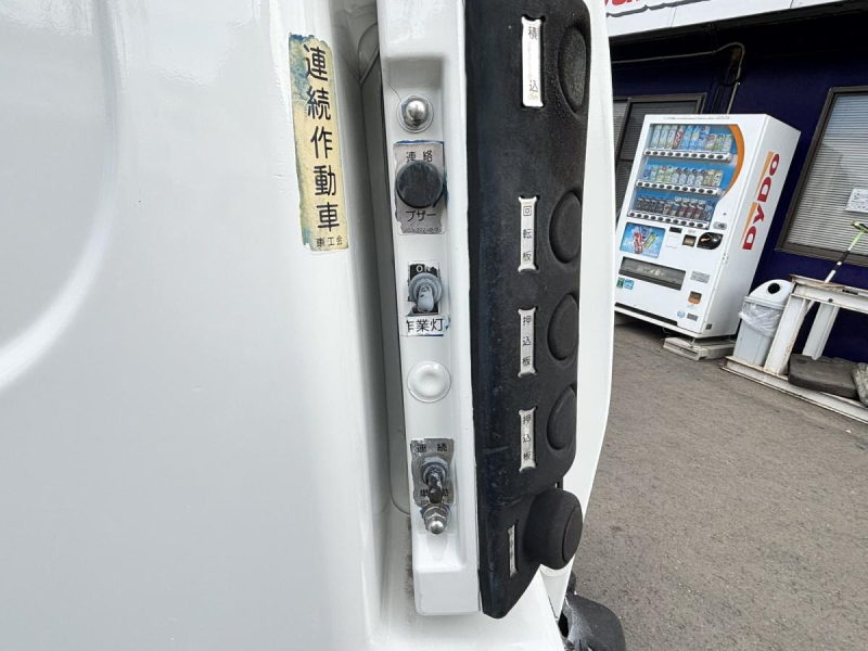 エルフ　巻き込みパッカー車　新明和製5.1立米　積載3000kg|中古トラックの販売・買取・査定のアイナビ
