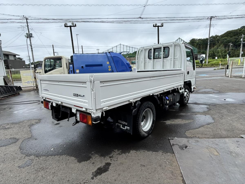 エルフ　10尺平ボディー　積載1.55t　AT車|中古トラックの販売・買取・査定のアイナビ