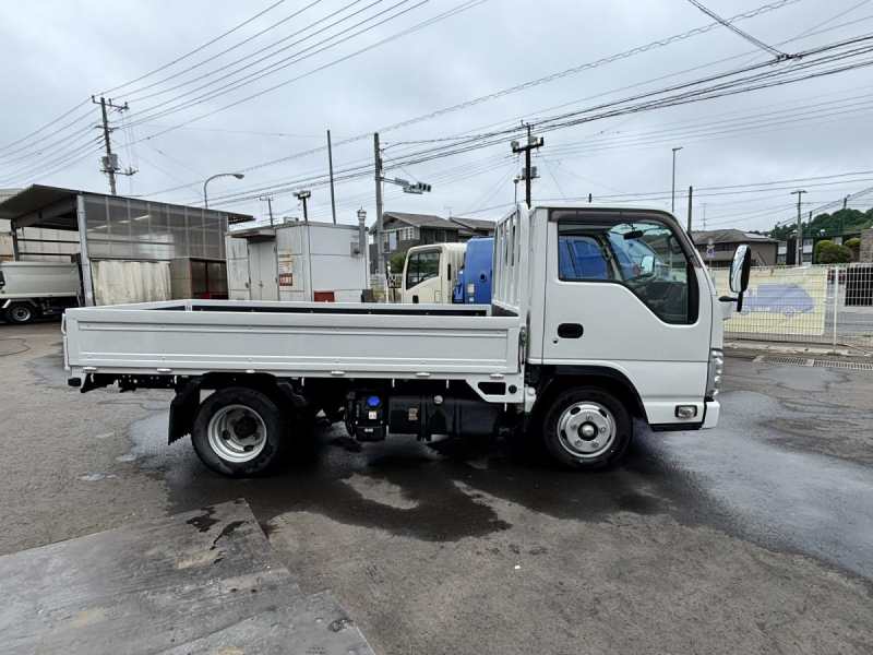 エルフ　10尺平ボディー　積載1.55t　AT車|中古トラックの販売・買取・査定のアイナビ