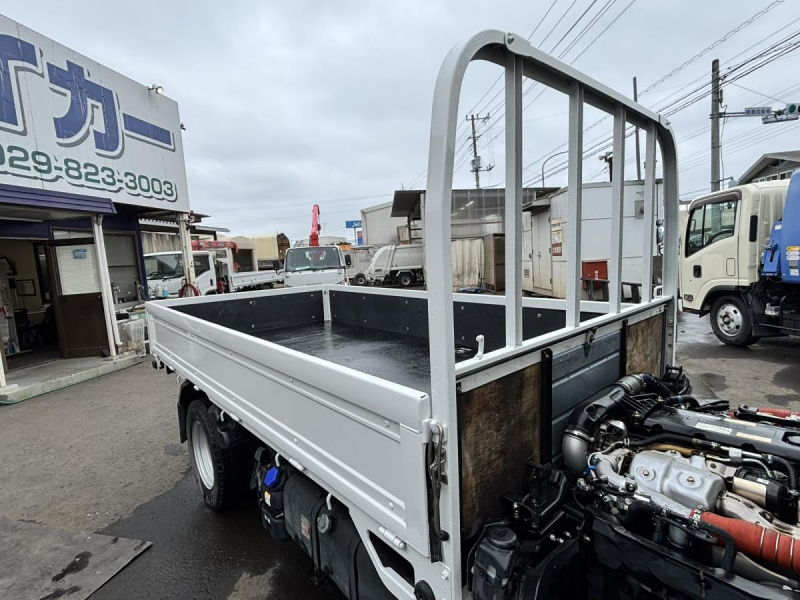 エルフ　10尺平ボディー　積載1.55t　AT車|中古トラックの販売・買取・査定のアイナビ