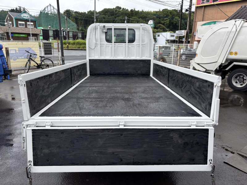 タイタン　10尺平ボディー　積載1.5t　AT車|中古トラックの販売・買取・査定のアイナビ