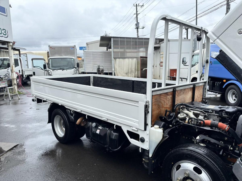 タイタン　10尺平ボディー　積載1.5t　AT車|中古トラックの販売・買取・査定のアイナビ