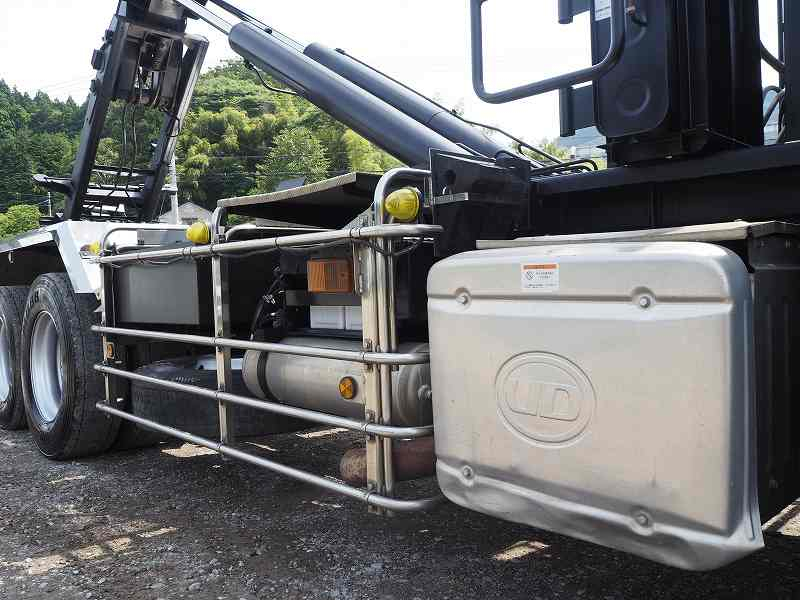 UDトラックス クオン 2デフ 22t アームロール 410馬力|中古トラックの販売・買取・査定のアイナビ