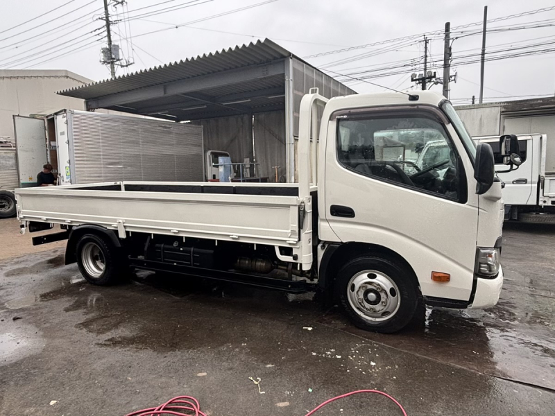 デュトロ　標準ロング平ボディー　積載2000kg　AT車|中古トラックの販売・買取・査定のアイナビ