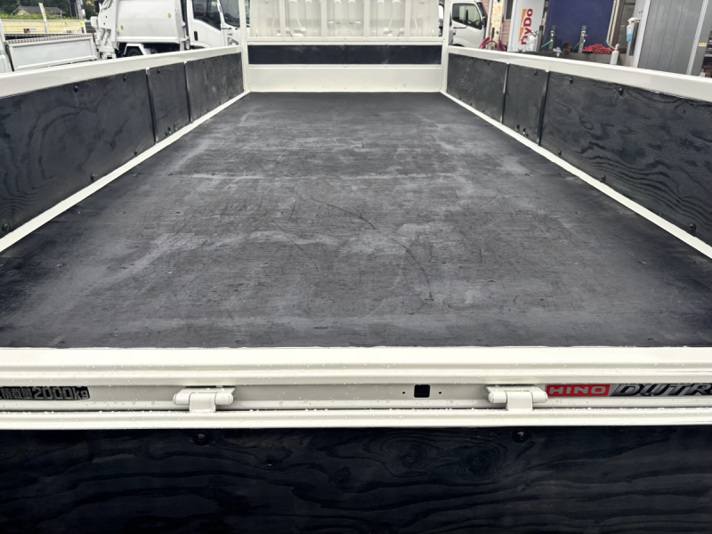 デュトロ　標準ロング平ボディー　積載2000kg　AT車|中古トラックの販売・買取・査定のアイナビ