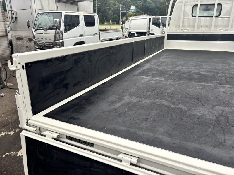 デュトロ　標準ロング平ボディー　積載2000kg　AT車|中古トラックの販売・買取・査定のアイナビ