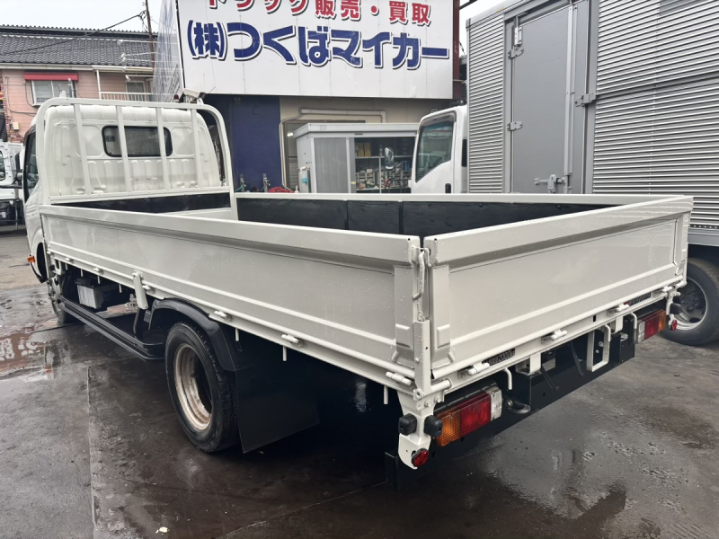 デュトロ　標準ロング平ボディー　積載2000kg　AT車|中古トラックの販売・買取・査定のアイナビ