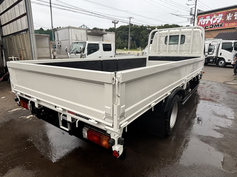 デュトロ　標準ロング平ボディー　積載2000kg　AT車|中古トラックの販売・買取・査定のアイナビ