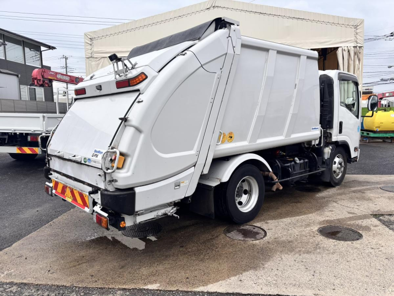 ワイド幅　プレス式パッカー車　新明和製6.7立米|中古トラックの販売・買取・査定のアイナビ