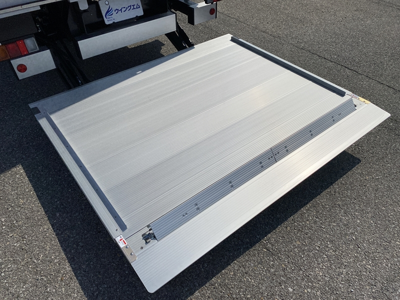 キャンター　標準ロング　全低床　ラッシング2段　サイドドア　跳上ゲート付　積載2,000kg|中古トラックの販売・買取・査定のアイナビ