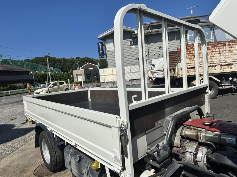 デュトロ　10尺平ボディー　積載2000kg　AT車|中古トラックの販売・買取・査定のアイナビ