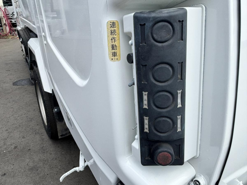 エルフ　巻き込みパッカー車　新明和製5.1立米　積載3650kg|中古トラックの販売・買取・査定のアイナビ