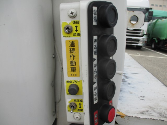 R2　いすゞフォワード　プレス式塵芥車10.2立米　ダンボール仕様|中古トラックの販売・買取・査定のアイナビ