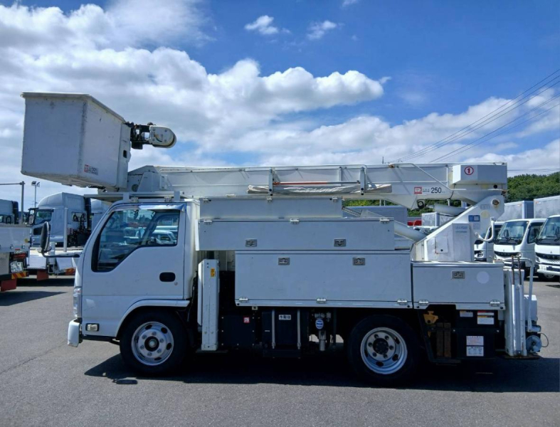 ☆H28　アイチ高所作業車　14.6m　ウィンチ付き|中古トラックの販売・買取・査定のアイナビ