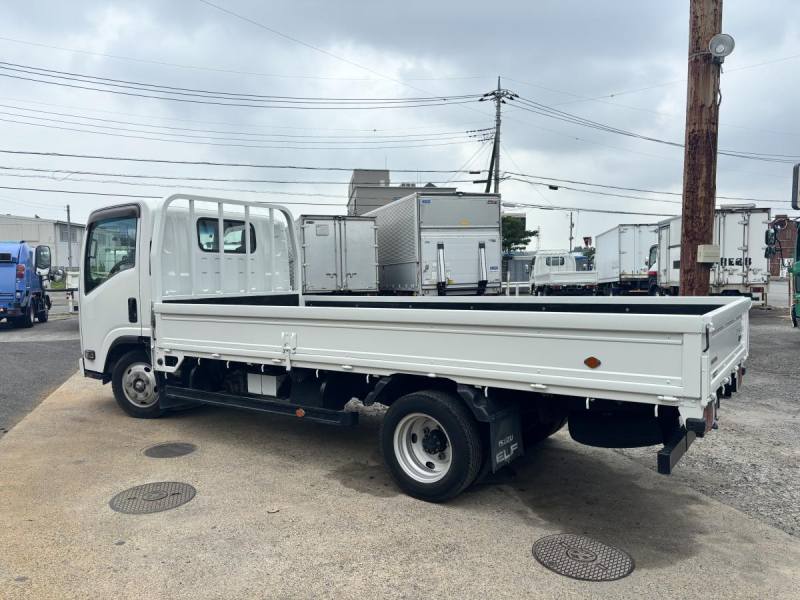 エルフ　標準ロング平ボディー　積載2000kg　AT車|中古トラックの販売・買取・査定のアイナビ