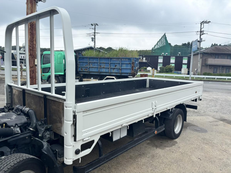 エルフ　標準ロング平ボディー　積載2000kg　AT車|中古トラックの販売・買取・査定のアイナビ
