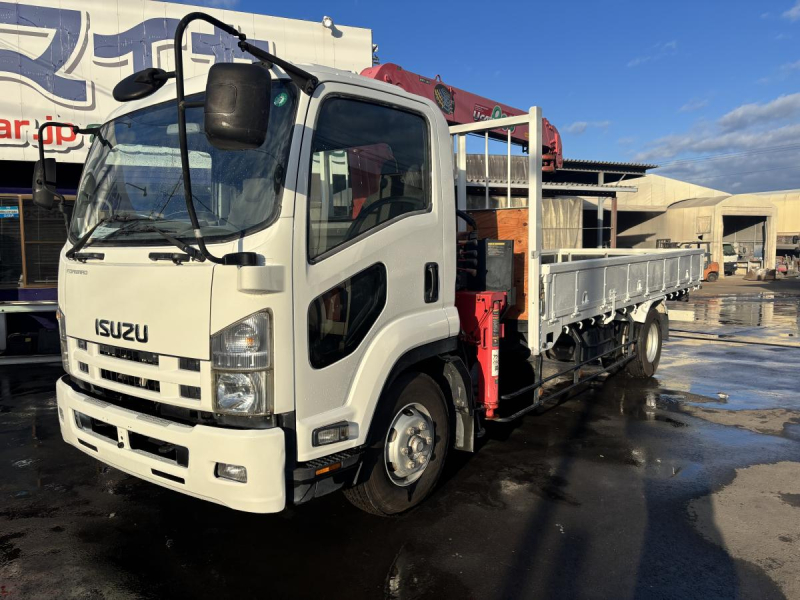 4段クレーンラジコン付き　AT車　積載2500kg|中古トラックの販売・買取・査定のアイナビ