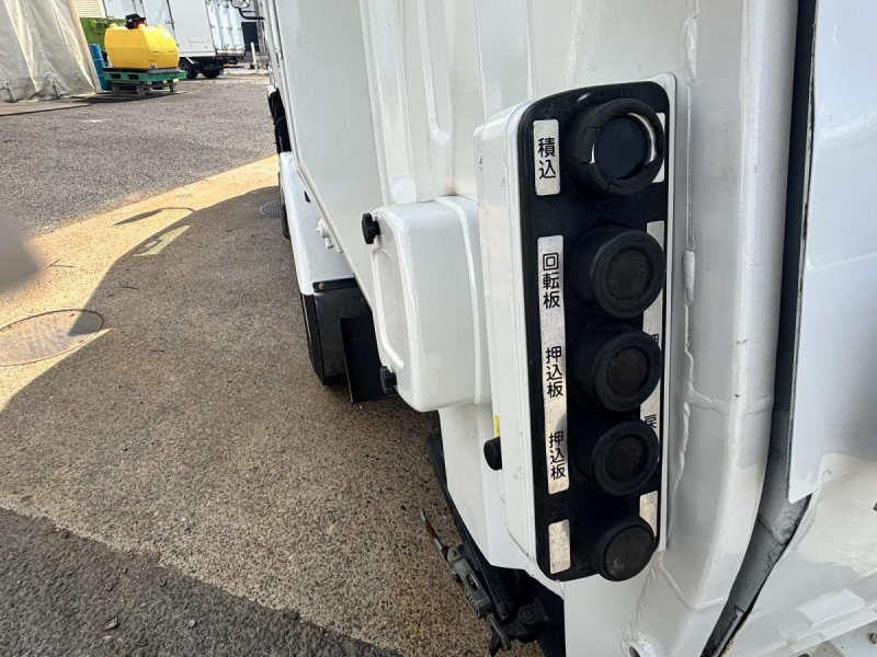巻き込みパッカー車　極東製5.0立米　積載3300kg|中古トラックの販売・買取・査定のアイナビ