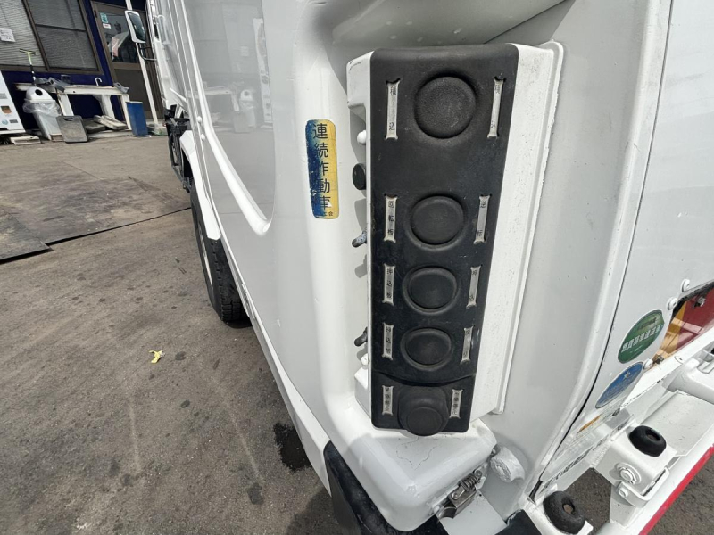 巻き込みパッカー車　新明和製5.1立米　積載3000kg|中古トラックの販売・買取・査定のアイナビ