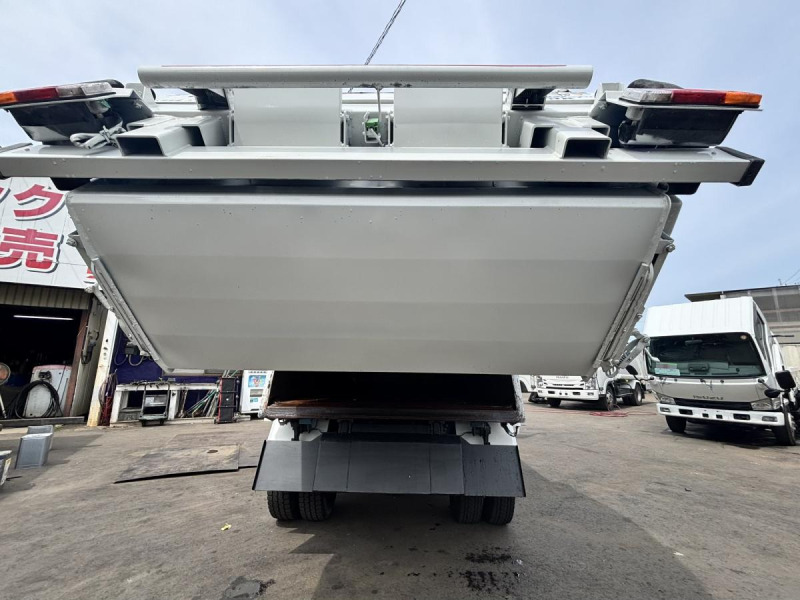巻き込みパッカー車　新明和製5.1立米　積載3000kg|中古トラックの販売・買取・査定のアイナビ