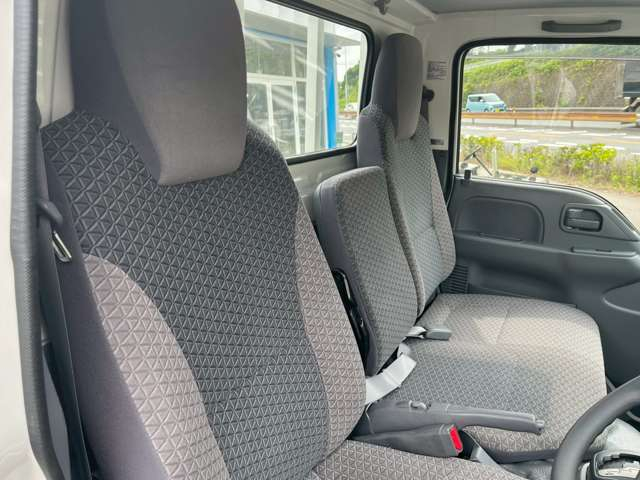 エルフ　平ボディ　標準　10尺　積載量2000kg|中古トラックの販売・買取・査定のアイナビ