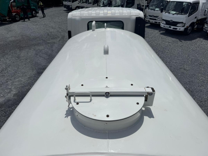 サカイ 前後散水 4,000L PTO式 走行9千km|中古トラックの販売・買取・査定のアイナビ