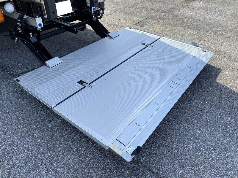 ファイター　ワイド　-30℃設定　キーストン床　リアエアサス　サイドドア　格納ゲート付　積載2,200kg　プロライン装備|中古トラックの販売・買取・査定のアイナビ