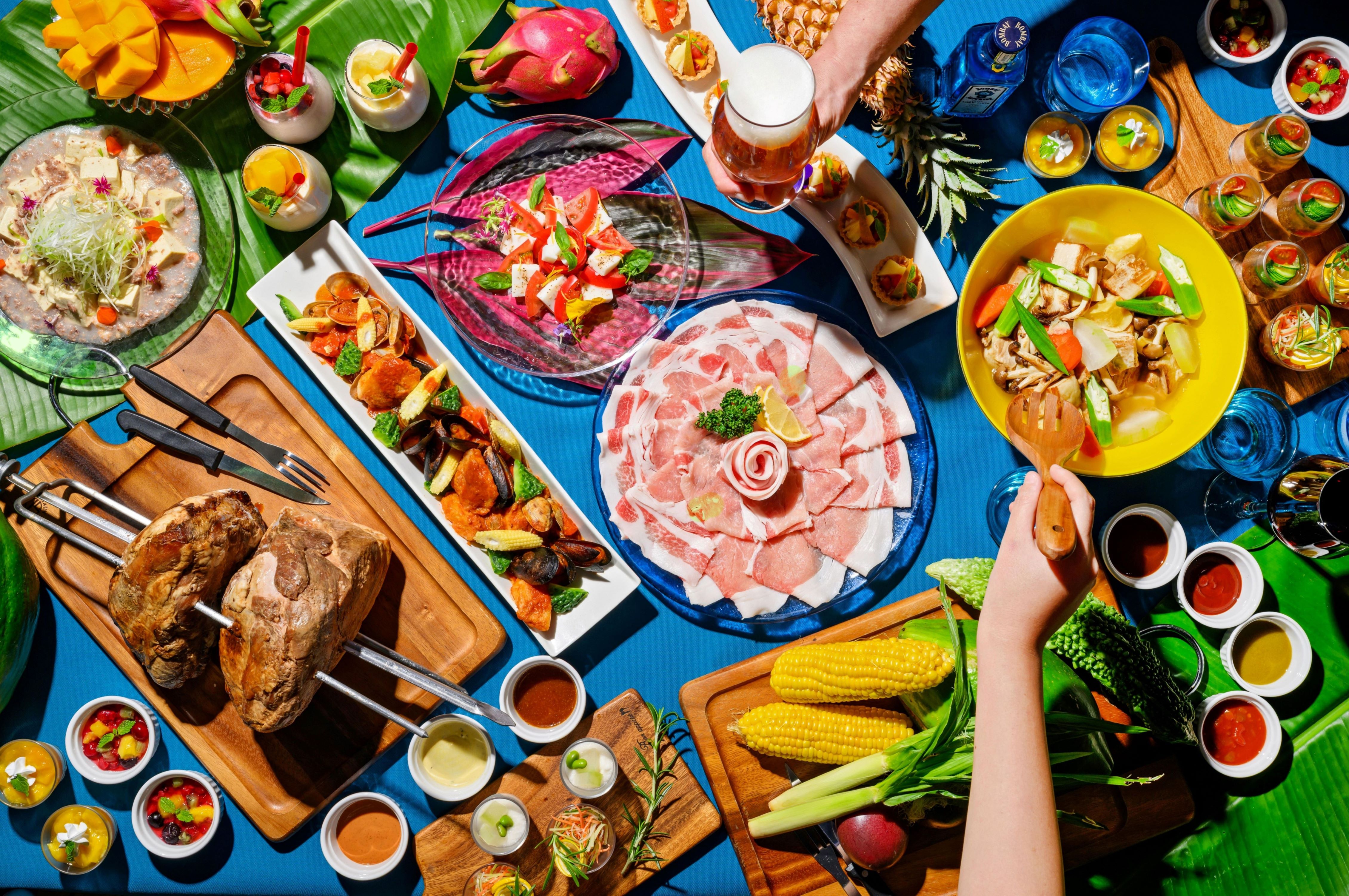 南国の太陽と自然が育んだ色彩のDINNER BUFFET アグー豚しゃぶしゃぶとシュラスコを食べ放題！鉄板と鍋と島の香り。～沖縄県産マグロの鉄板ステーキや夏の島野菜、三線ライブを五感で愉しむ～