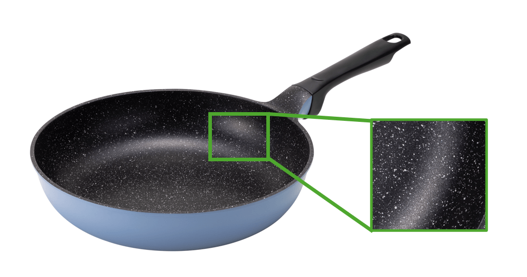 フライパンの内面には、食材の滑りが良く、こびりつきづらいマーブルコートを使用。