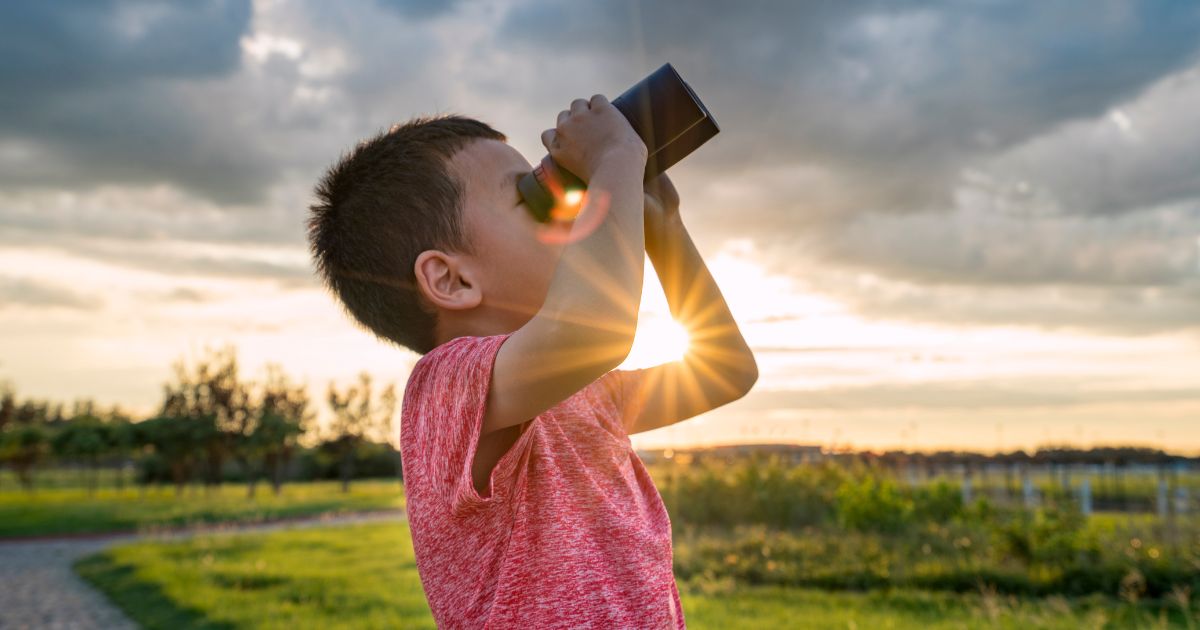 雲を調べる子の画像