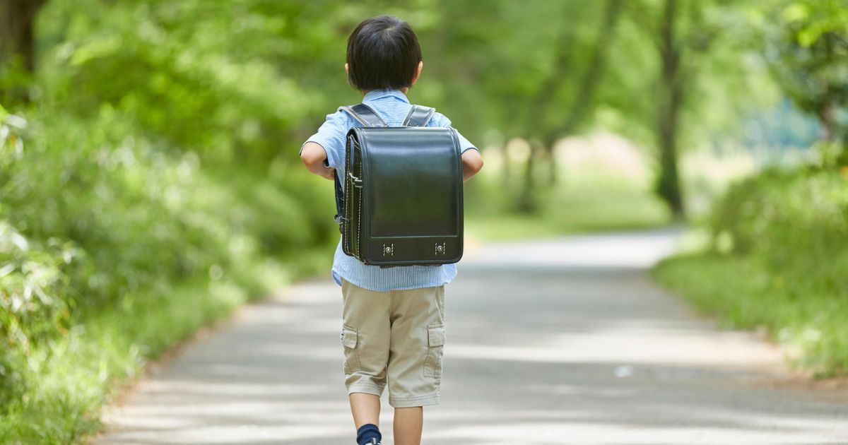 一人で登校する男の子