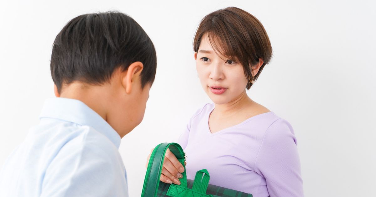 行きたいない子どもに声をかける子ども