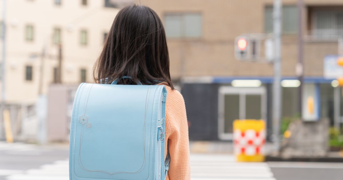 登校している女の子の画像