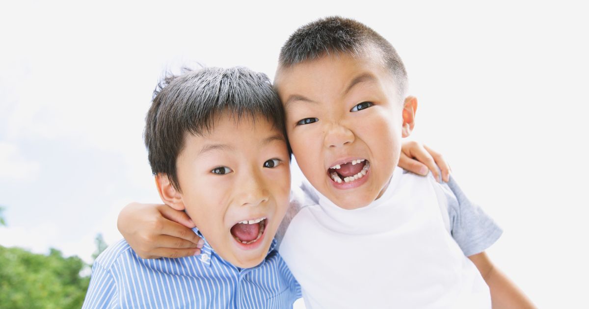 男の子２人の画像