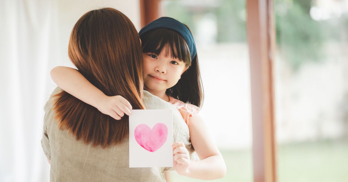 ハグする親子の画像