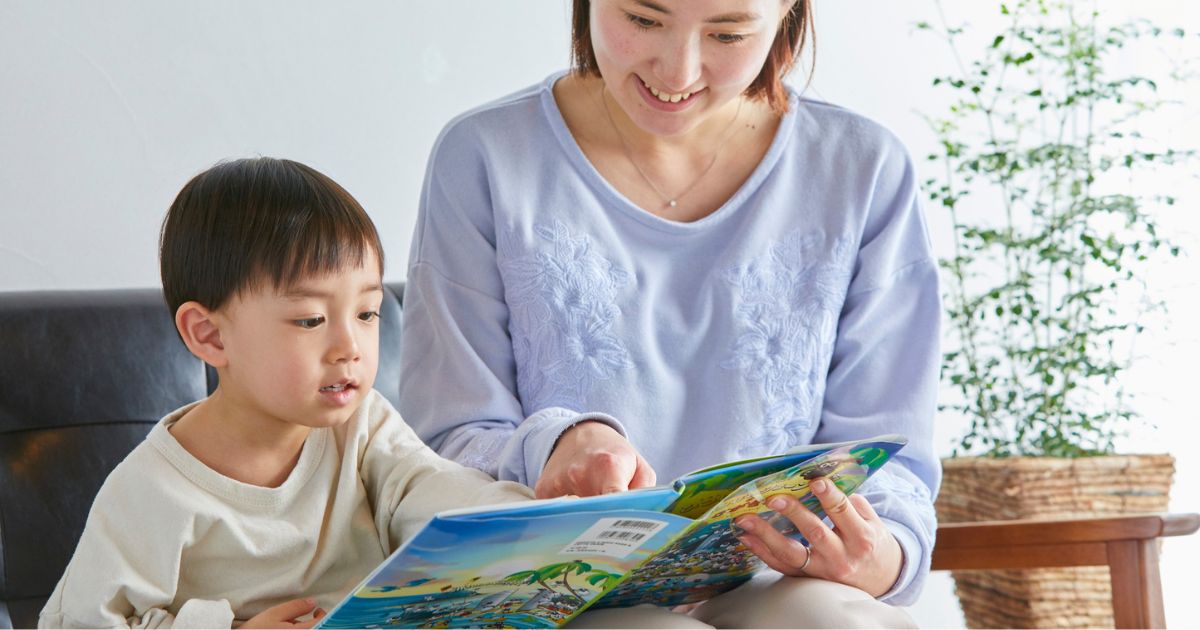 親子で絵本を読む画像
