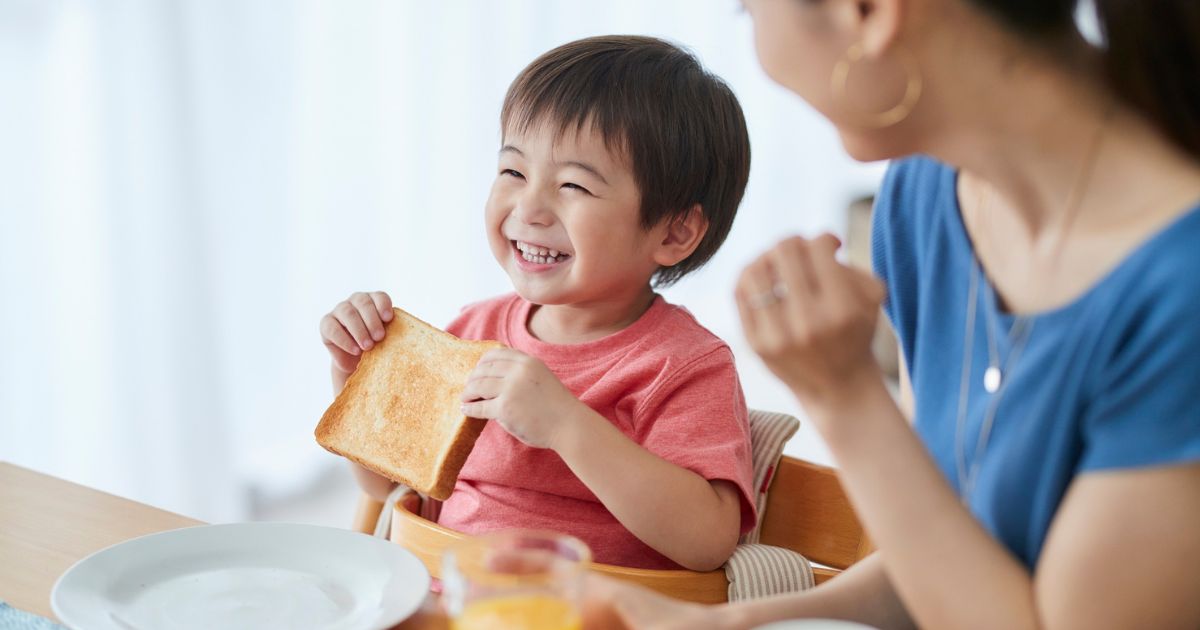 トーストを食べる子どもの画像