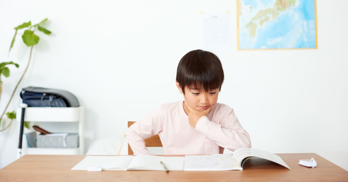 リビングで宿題をする男の子
