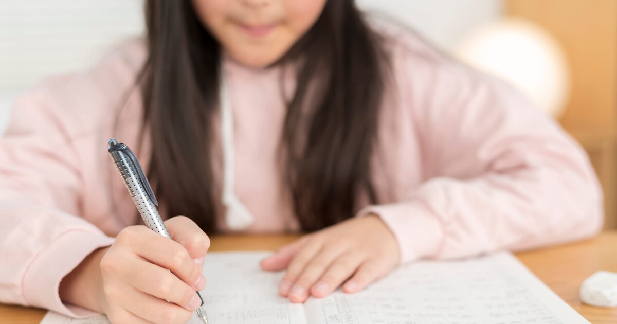 宿題をやる女の子