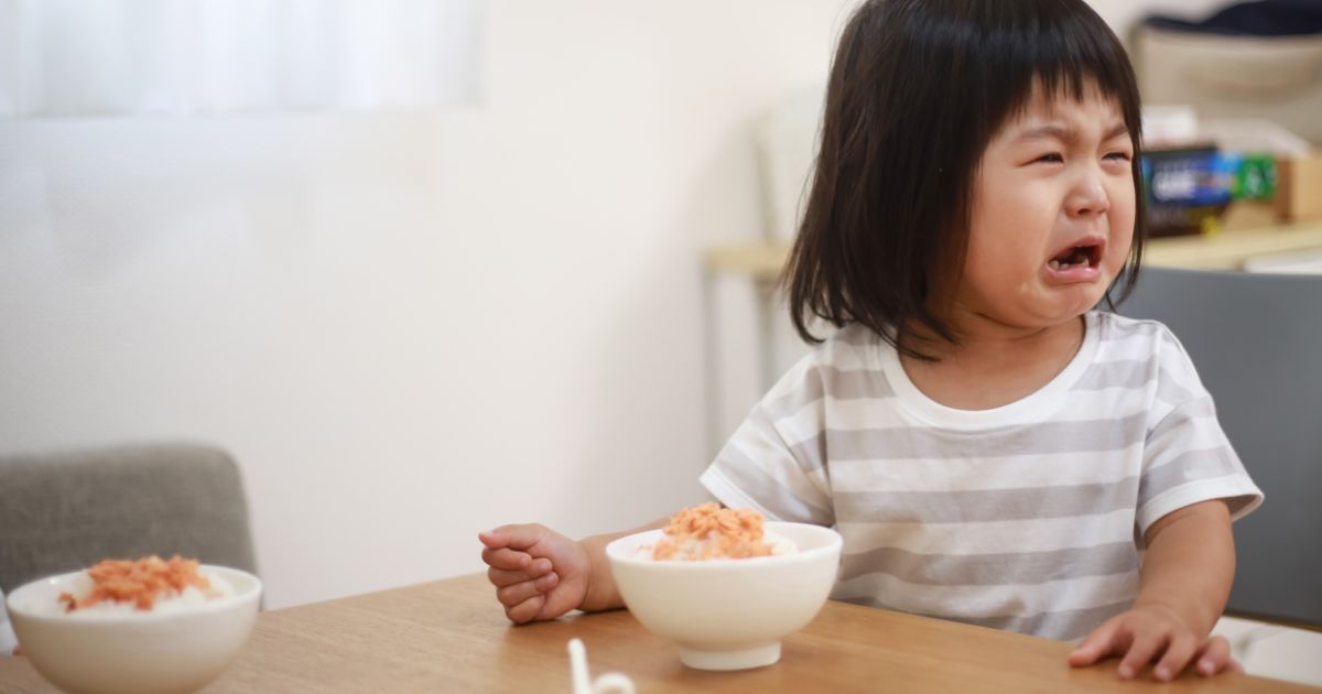 食事中に泣く子ども