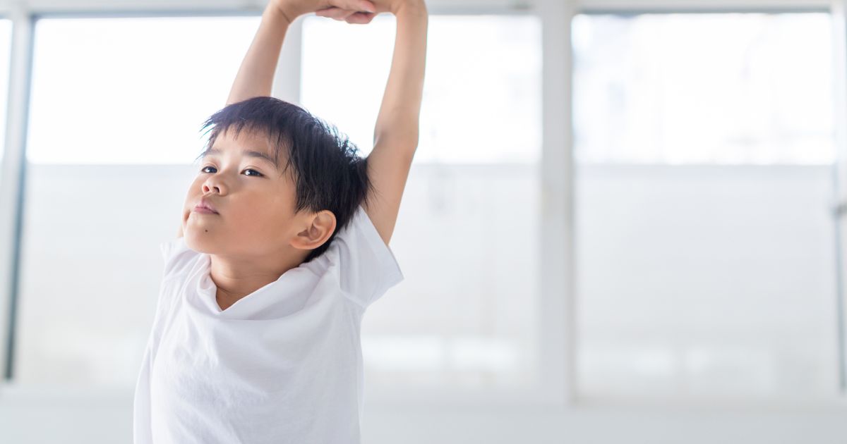ストレッチをする子供