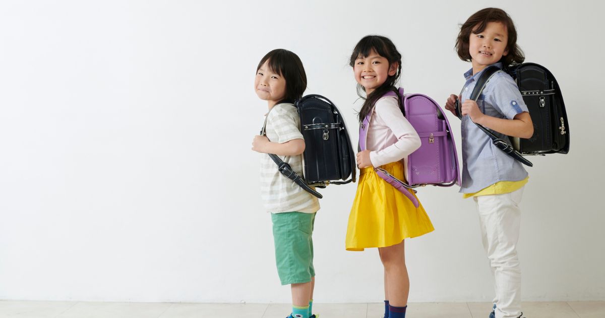 ランドセルをもつ小学生